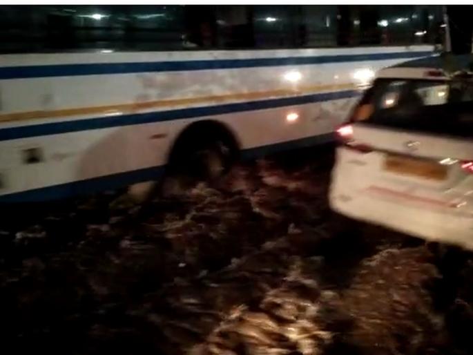 Water pipeline burst near Kalyan Sheel Road | कल्याण शीळ रस्त्यालगत जलवाहिनी फुटली; परिसर जलमय Water pipeline burst near Kalyan Sheel Road | कल्याण शीळ रस्त्यालगत जलवाहिनी फुटली; परिसर जलमय