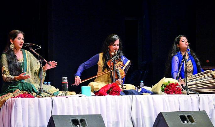 Kalidas Festival: Transmitted energy from 'Kaushiki' singing | कालिदास महोत्सव : ‘कौशिकी’च्या सुरांनी संचारली ऊर्जा Kalidas Festival: Transmitted energy from 'Kaushiki' singing | कालिदास महोत्सव : ‘कौशिकी’च्या सुरांनी संचारली ऊर्जा