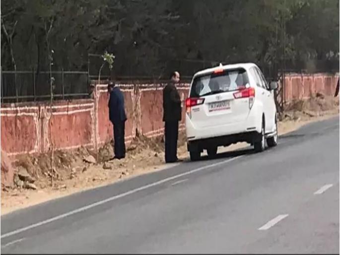 rajasthan minister kalicharan saraf urinating photo viral | राजस्थानच्या आरोग्य मंत्र्यांचा रस्त्याच्या बाजूला लघुशंका करतानाचा फोटो व्हायरल rajasthan minister kalicharan saraf urinating photo viral | राजस्थानच्या आरोग्य मंत्र्यांचा रस्त्याच्या बाजूला लघुशंका करतानाचा फोटो व्हायरल