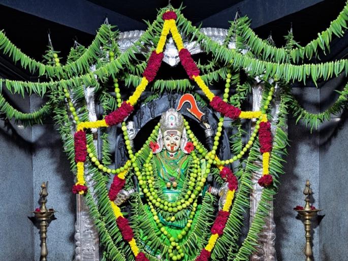 Kalika Devi adorned with lemon and okra; Warai Navratri festival begins in Solapur | कालिका देवी लिंबू अन् भेंडीनं अलंकृत; सोलापुरात वाराई नवरात्र महोत्सव सुरु Kalika Devi adorned with lemon and okra; Warai Navratri festival begins in Solapur | कालिका देवी लिंबू अन् भेंडीनं अलंकृत; सोलापुरात वाराई नवरात्र महोत्सव सुरु