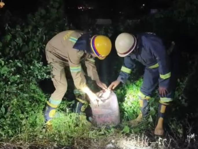 kanpur kalindi express collides with lpg cylinder kept on railway line petrol bomb recovered | कानपूरमध्ये कालिंदी एक्सप्रेस उडवण्याचा कट; रुळावर ठेवलेल्या LPG सिलेंडरला ट्रेनची धडक kanpur kalindi express collides with lpg cylinder kept on railway line petrol bomb recovered | कानपूरमध्ये कालिंदी एक्सप्रेस उडवण्याचा कट; रुळावर ठेवलेल्या LPG सिलेंडरला ट्रेनची धडक