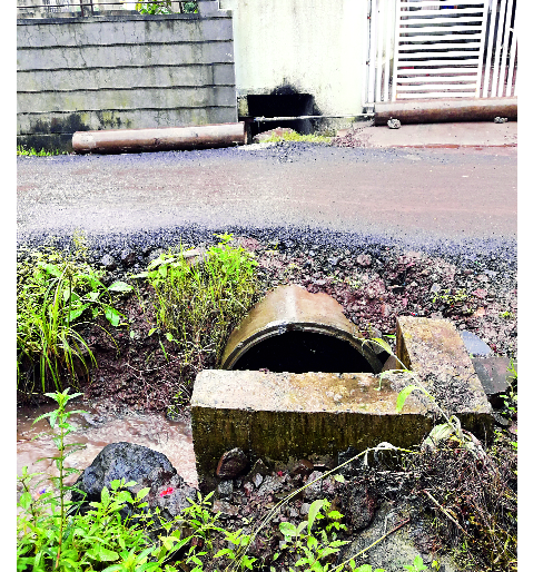 Unauthorized constructions in suburbs loud | उपनगरांत अनधिकृत बांधकामे जोरात--शासकीय नियम धाब्यावर Unauthorized constructions in suburbs loud | उपनगरांत अनधिकृत बांधकामे जोरात--शासकीय नियम धाब्यावर