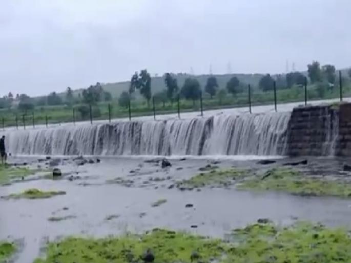 Kalamba Lake in Kolhapur overflows for the first time in June, attracting a huge crowd of tourists | कोल्हापुरातील कळंबा तलाव पहिल्यांदाच जूनमध्ये 'ओव्हर फ्लो', पर्यटकांची गर्दी उसळली