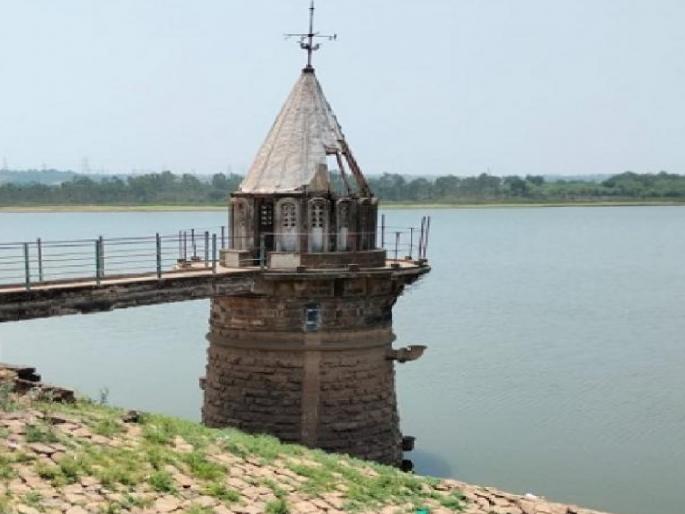 Kalamba lake in Kolhapur is dry even in rainy season, water level is still at four feet | ऐन पावसाळ्यातही कोल्हापुरातील कळंबा तलाव कोरडाच, अद्यापही पाणीपातळी चार फुटांवर Kalamba lake in Kolhapur is dry even in rainy season, water level is still at four feet | ऐन पावसाळ्यातही कोल्हापुरातील कळंबा तलाव कोरडाच, अद्यापही पाणीपातळी चार फुटांवर