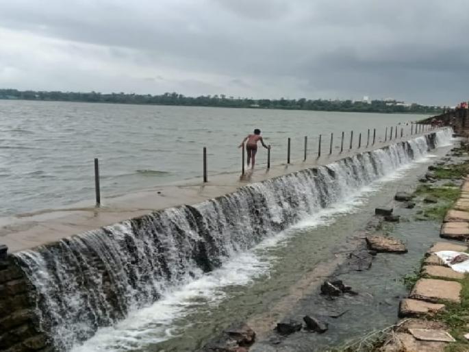 Kalamba Lake in Kolhapur was filled to capacity | कोल्हापूर:..अखेर कळंबा तलाव 'ओव्हरफ्लो', सांडव्यावरून ओसंडून वाहू लागलं पाणी Kalamba Lake in Kolhapur was filled to capacity | कोल्हापूर:..अखेर कळंबा तलाव 'ओव्हरफ्लो', सांडव्यावरून ओसंडून वाहू लागलं पाणी