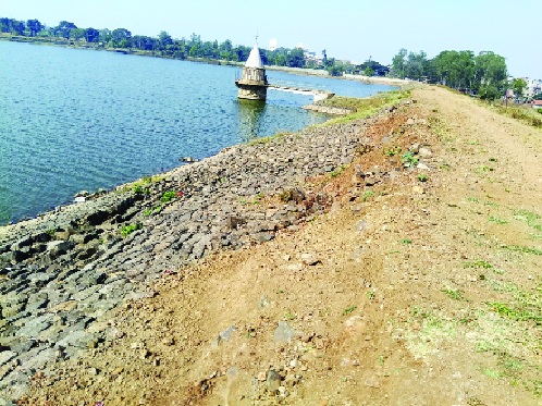 134 years of hard work, Kolhapur's 'kalambo' expenditure, ignoring compulsions | १३४ वर्षांचा खंबीर कोल्हापूरचा ‘कळंबा’ खचतोय,मजबुतीकरणाकडे दुर्लक्ष