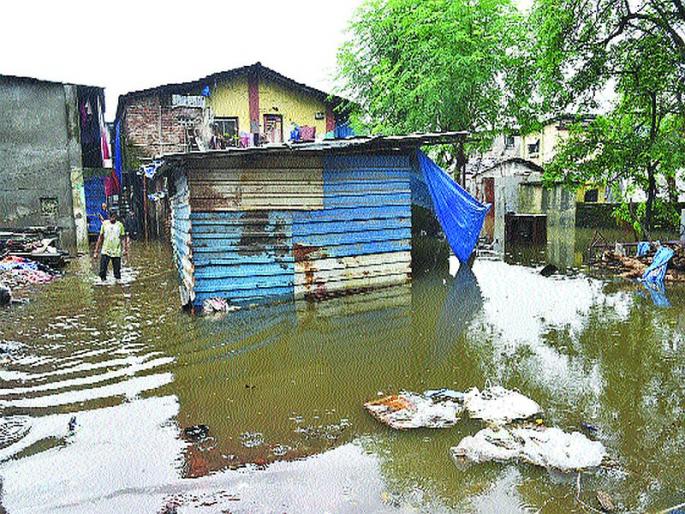 The Kalamboli colony is flooded by torrential rains | धुवाधार पावसाने कळंबोली वसाहत जलमय The Kalamboli colony is flooded by torrential rains | धुवाधार पावसाने कळंबोली वसाहत जलमय