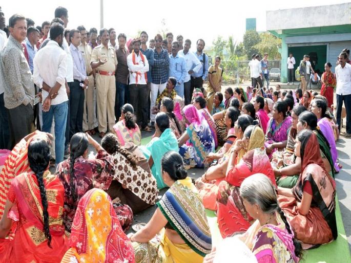 For achieving the status of Gram Panchayat, two-hour Rastaroko on Sainagar residents' national highway | ग्रामपंचायतीचा दर्जा मिळवण्यासाठी साईनगरवासियांचा राष्ट्रीय महामार्गावर २ तास रास्तारोको