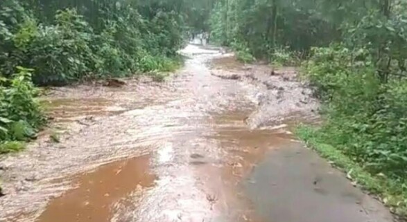 Part of the mountain in the Kalne Mining area was eroded | कळणे मायनिंग परिसरातील डोंगराचा काही भाग खचला