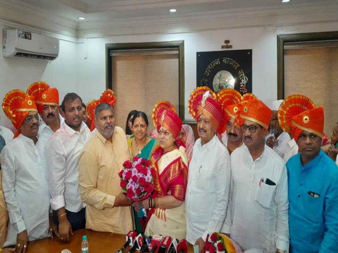 Woman chairperson in Nashik Agricultural Produce Market Committee Kalpana Chumbhale elected unopposed | नाशिक कृषी उत्पन्न बाजार समितीत प्रथमच महिला सभापती; कल्पना चुंभळे यांची बिनविरोध निवड Woman chairperson in Nashik Agricultural Produce Market Committee Kalpana Chumbhale elected unopposed | नाशिक कृषी उत्पन्न बाजार समितीत प्रथमच महिला सभापती; कल्पना चुंभळे यांची बिनविरोध निवड