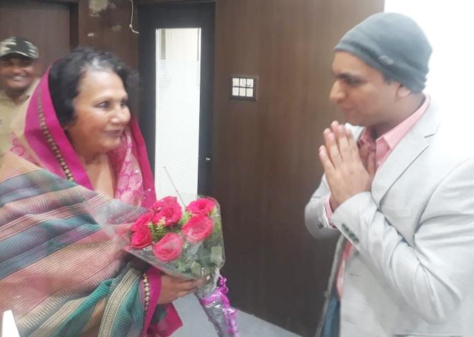 Rajmata Solapur in question to question the Chhatrapati Awuada seat in Mahood | महूदमधील छत्रपती घराण्याच्या जागेसंदर्भातील प्रश्नासाठी राजमाता सोलापुरात Rajmata Solapur in question to question the Chhatrapati Awuada seat in Mahood | महूदमधील छत्रपती घराण्याच्या जागेसंदर्भातील प्रश्नासाठी राजमाता सोलापुरात