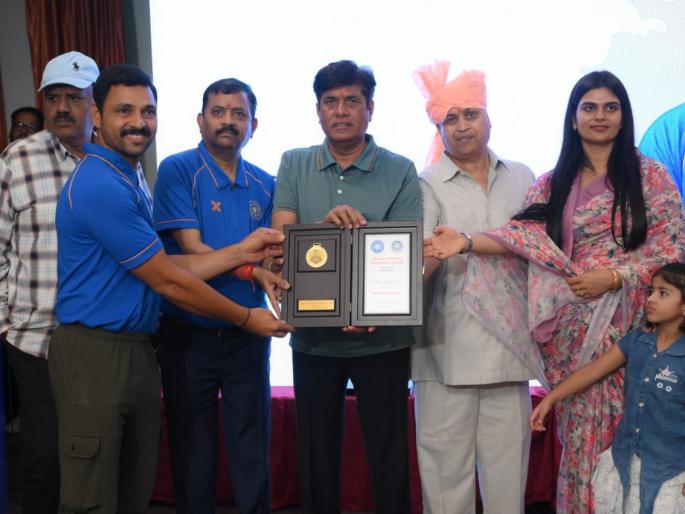 Kalpesh Gaykar honored with the Deepak Lohia Memorial Award an award for outstanding work in disability cricket | दीपक लोहिया स्मृती पुरस्काराने कल्पेश गायकर सन्मानित, दिव्यांग क्रिकेटमधील उल्लेखनीय कार्याबद्दल पुरस्कार Kalpesh Gaykar honored with the Deepak Lohia Memorial Award an award for outstanding work in disability cricket | दीपक लोहिया स्मृती पुरस्काराने कल्पेश गायकर सन्मानित, दिव्यांग क्रिकेटमधील उल्लेखनीय कार्याबद्दल पुरस्कार
