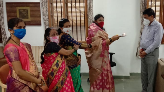 Kolhapur's sisters axed Commissioner Kalshetti | आयुक्त कलशेट्टी यांचे कोल्हापूरच्या भगिनींनी केलं औक्षण Kolhapur's sisters axed Commissioner Kalshetti | आयुक्त कलशेट्टी यांचे कोल्हापूरच्या भगिनींनी केलं औक्षण