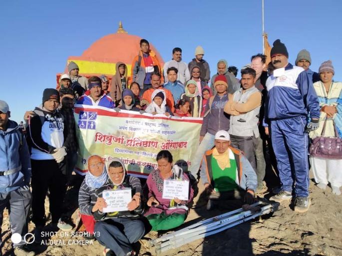 Solangat's Divyang Somnath made the summit of Kalsubai | सोलापूरच्या दिव्यांग सोमनाथने सर केले कळसूबाईचे शिखर Solangat's Divyang Somnath made the summit of Kalsubai | सोलापूरच्या दिव्यांग सोमनाथने सर केले कळसूबाईचे शिखर