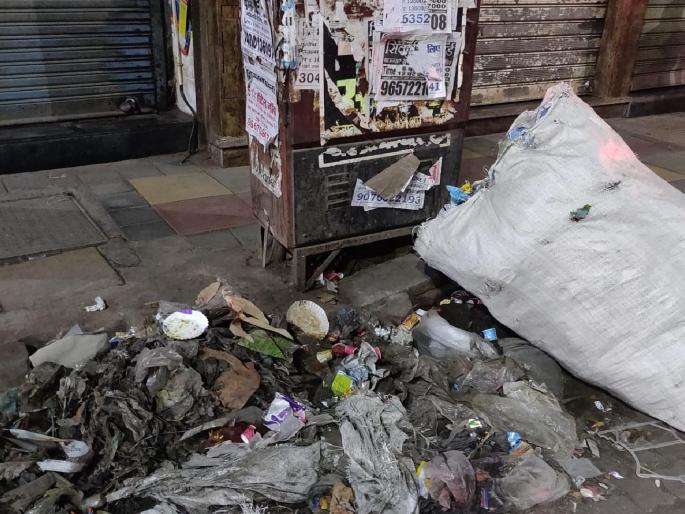Cleaning the sewers But there were heaps of mud and rubbish Along with stench, KDMC also invites pestilence | सफाई गटारांची! पण गाळ आणि कचऱ्याचे ढिग जैसे थे; दुर्गंधीबरोबरच KDMC चे रोगराईलाही आमंत्रण Cleaning the sewers But there were heaps of mud and rubbish Along with stench, KDMC also invites pestilence | सफाई गटारांची! पण गाळ आणि कचऱ्याचे ढिग जैसे थे; दुर्गंधीबरोबरच KDMC चे रोगराईलाही आमंत्रण