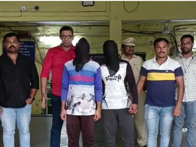 Police have arrested two people who were checking tickets of passengers wearing black coat and white shirt. | काळा कोट, पांढराशुभ्र शर्ट घालून प्रवाशांची तिकीट तपासणी; बोगस टीसीचा झाला भंडाफोड Police have arrested two people who were checking tickets of passengers wearing black coat and white shirt. | काळा कोट, पांढराशुभ्र शर्ट घालून प्रवाशांची तिकीट तपासणी; बोगस टीसीचा झाला भंडाफोड