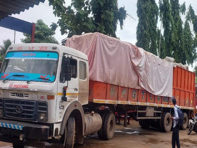 Illegal liquor worth Rs 37 lakhs smuggled through wood chips, two charged Vaibhavwadi police take action at Karul Naka | लाकडाच्या भुसामधून ३७ लाखांची अवैध दारू वाहतूक, दोघांवर गुन्हा; वैभववाडी पोलिसांची करुळ नाक्यावर कारवाई