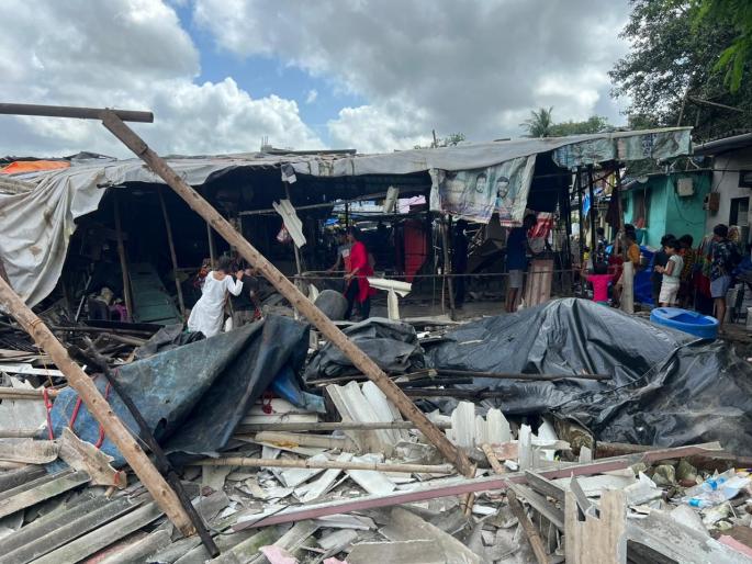 Thane: Action on unauthorized slums in Kalwa Bay, tension in the area | Thane: कळवा खाडीतील अनाधिकृत झोपड्यांवर कारवाई, परिसरात तणावाचे वातावरण Thane: Action on unauthorized slums in Kalwa Bay, tension in the area | Thane: कळवा खाडीतील अनाधिकृत झोपड्यांवर कारवाई, परिसरात तणावाचे वातावरण