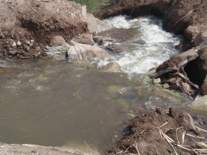 'Mhasal' brawled again at the northeast bay | ‘म्हैसाळ’चा कालवा बाजजवळ पुन्हा फोडला 'Mhasal' brawled again at the northeast bay | ‘म्हैसाळ’चा कालवा बाजजवळ पुन्हा फोडला