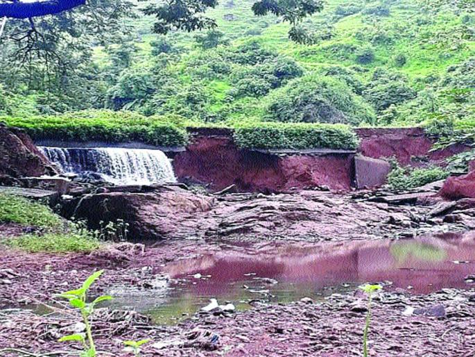 The road passed through the canal | कालवा फुटल्याने रस्ता गेला वाहून The road passed through the canal | कालवा फुटल्याने रस्ता गेला वाहून
