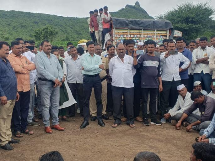 due to lack of purchase by nafed the farmers stopped the auction | नाफेडद्वारे खरेदी नसल्याने कळवणला शेतकऱ्यांनी लिलाव बंद पाडला due to lack of purchase by nafed the farmers stopped the auction | नाफेडद्वारे खरेदी नसल्याने कळवणला शेतकऱ्यांनी लिलाव बंद पाडला