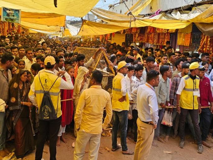 Crowd of devotees at Saptashrungi fort since morning; Lakhs of devotees had darshan in 2 days | सप्तश्रुंगी गडावर पहाटेपासून भाविकांची गर्दी; २ दिवसांत लाखो भक्तांनी घेतलं दर्शन Crowd of devotees at Saptashrungi fort since morning; Lakhs of devotees had darshan in 2 days | सप्तश्रुंगी गडावर पहाटेपासून भाविकांची गर्दी; २ दिवसांत लाखो भक्तांनी घेतलं दर्शन