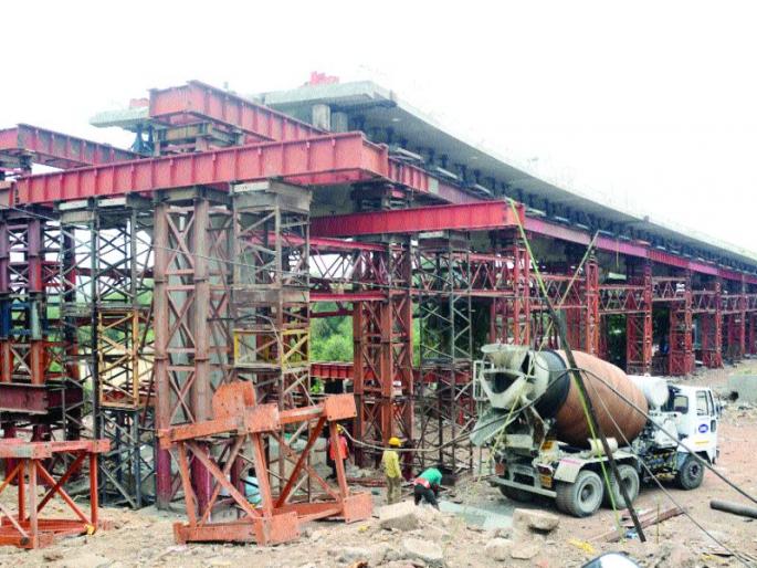 Success in installing 110 tonne iron skeleton of Kalwa flyover at a height of 14 meters | कळवा उड्डाणपुलाचा ११० टनाचा लोखंडी सांगाडा १४ मीटर उंच बसविण्यात यश Success in installing 110 tonne iron skeleton of Kalwa flyover at a height of 14 meters | कळवा उड्डाणपुलाचा ११० टनाचा लोखंडी सांगाडा १४ मीटर उंच बसविण्यात यश