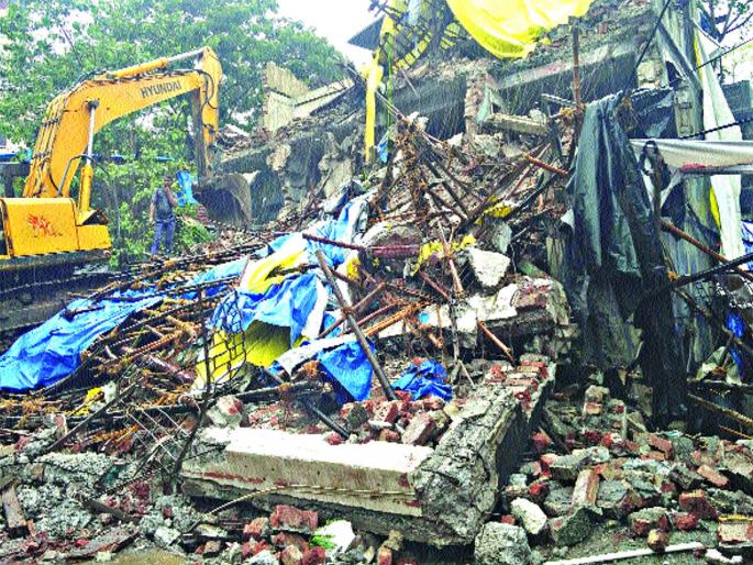 Water at the spot: Water everywhere: Nalsafai's claim was carried out | कल्याणमध्ये ठिकठिकाणी पाणी : नालेसफाईचा दावा गेला वाहून Water at the spot: Water everywhere: Nalsafai's claim was carried out | कल्याणमध्ये ठिकठिकाणी पाणी : नालेसफाईचा दावा गेला वाहून