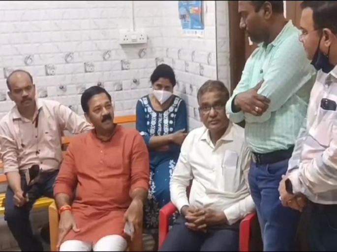 Kalyan: BJP MLAs protest against poor management of KDMC hospital | Kalyan: केडीएमसीच्या रुग्णालयातील भोंगळ कारभारा विरोधात भाजप आमदारांचे ठिय्या आंदोलन Kalyan: BJP MLAs protest against poor management of KDMC hospital | Kalyan: केडीएमसीच्या रुग्णालयातील भोंगळ कारभारा विरोधात भाजप आमदारांचे ठिय्या आंदोलन