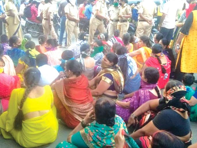 Women's sit-in agitation against padkama in NRC | एनआरसीतील पाडकामाविरुद्ध महिलांचे ठिय्या आंदोलन Women's sit-in agitation against padkama in NRC | एनआरसीतील पाडकामाविरुद्ध महिलांचे ठिय्या आंदोलन