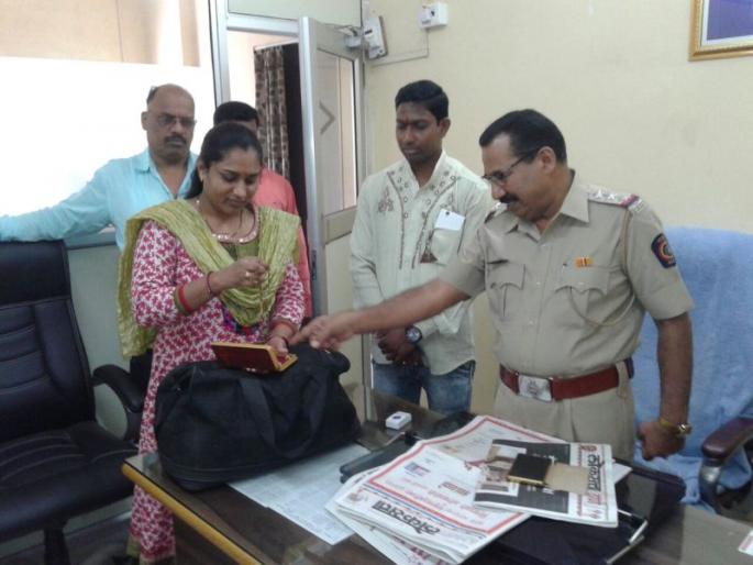 The bag stuck in a rickshaw after the honesty of the autorickshaw driver | रिक्षाचालकाच्या प्रामाणिकपणामुळे महिलेला मिळाली रिक्षेत राहिलेली बॅग The bag stuck in a rickshaw after the honesty of the autorickshaw driver | रिक्षाचालकाच्या प्रामाणिकपणामुळे महिलेला मिळाली रिक्षेत राहिलेली बॅग