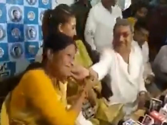 west bengal election 2021 bjp mp locket chatterjee shares video of tmc mp touches cheeks of female mla | Video: TMC खासदाराने चारचौघांत महिला आमदाराचे गाल ओढले; भाजपाला आयतेच कोलित सापडले west bengal election 2021 bjp mp locket chatterjee shares video of tmc mp touches cheeks of female mla | Video: TMC खासदाराने चारचौघांत महिला आमदाराचे गाल ओढले; भाजपाला आयतेच कोलित सापडले