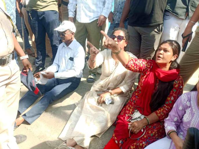 Kalyan Huge fight between farmers and builders over land dispute | जागेच्या वादातून शेतकरी आणि बिल्डर यांच्या प्रचंड वादंग; पोलिसांनी तीन महिलांना घेतले ताब्यात Kalyan Huge fight between farmers and builders over land dispute | जागेच्या वादातून शेतकरी आणि बिल्डर यांच्या प्रचंड वादंग; पोलिसांनी तीन महिलांना घेतले ताब्यात