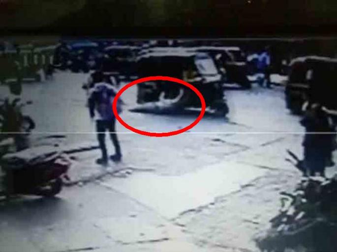 Shocking : As the demand for a license, the lady police was taken by the autorickshaw driver to the women's police | Video:धक्कादायक  : लायसन्स मागितले म्हणून रिक्षाचालकाने महिला पोलिसाला नेले फरफटत Shocking : As the demand for a license, the lady police was taken by the autorickshaw driver to the women's police | Video:धक्कादायक  : लायसन्स मागितले म्हणून रिक्षाचालकाने महिला पोलिसाला नेले फरफटत