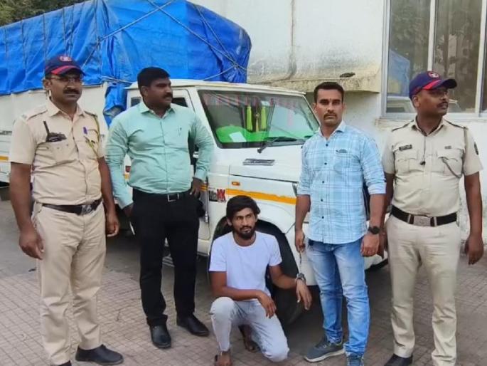 Gutkha worth 17 lakh seized in Kalyan One arrested and two escaped | कल्याणमध्ये १७ लाखाचा गुटखा जप्त; एक अटकेत तर दोन पसार Gutkha worth 17 lakh seized in Kalyan One arrested and two escaped | कल्याणमध्ये १७ लाखाचा गुटखा जप्त; एक अटकेत तर दोन पसार