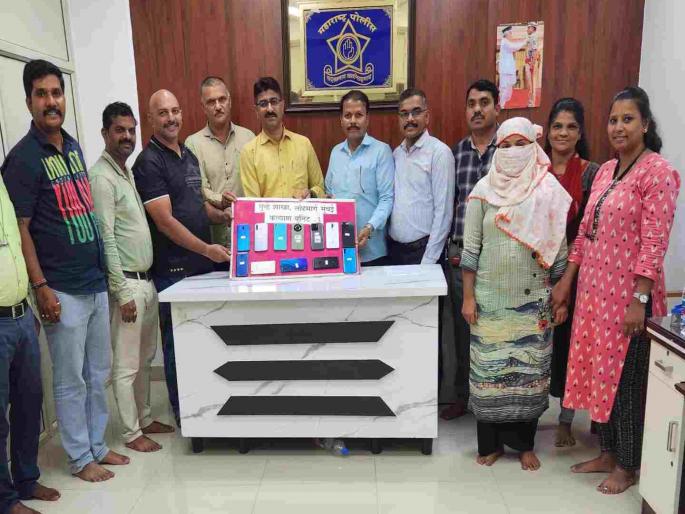 Woman arrested for stealing passengers mobile phones at Kalyan railway station | कल्याण रेल्वे स्थानकात प्रवाशांचे मोबाईल चोरणाऱ्या महिलेला अटक Woman arrested for stealing passengers mobile phones at Kalyan railway station | कल्याण रेल्वे स्थानकात प्रवाशांचे मोबाईल चोरणाऱ्या महिलेला अटक