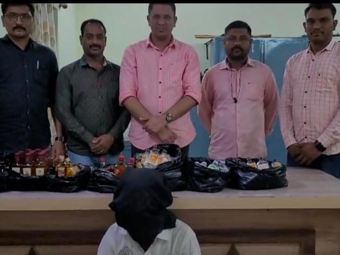 200 bottles of domestic and foreign liquor were found with the passenger in the running local | धावत्या लोकलमध्ये प्रवाशाकडे सापडल्या देशी विदेशी दारुच्या २०० बाटल्या