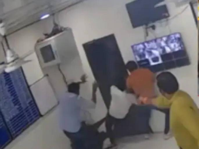 Police to reward Rs 25,000 for arresting Vaibhav Gaikwad, accused in firing case | गोळीबार प्रकरणातील आरोपी वैभव गायकवाड याला पकडून देणाऱ्या पाेलिसांना २५ हजाराचे बक्षिस Police to reward Rs 25,000 for arresting Vaibhav Gaikwad, accused in firing case | गोळीबार प्रकरणातील आरोपी वैभव गायकवाड याला पकडून देणाऱ्या पाेलिसांना २५ हजाराचे बक्षिस