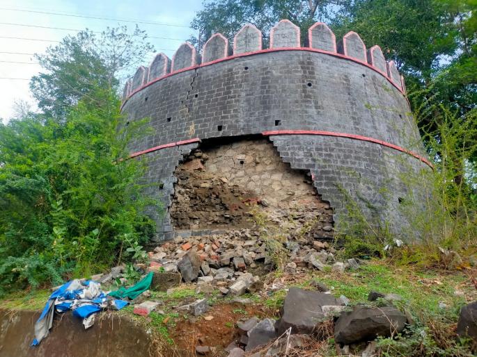 part of the bastion of durgadi fort of in kalyan collapsed | कल्याणातील शिवकालीन दुर्गाडी किल्ल्याच्या बुरुजाचा भाग ढासळला part of the bastion of durgadi fort of in kalyan collapsed | कल्याणातील शिवकालीन दुर्गाडी किल्ल्याच्या बुरुजाचा भाग ढासळला