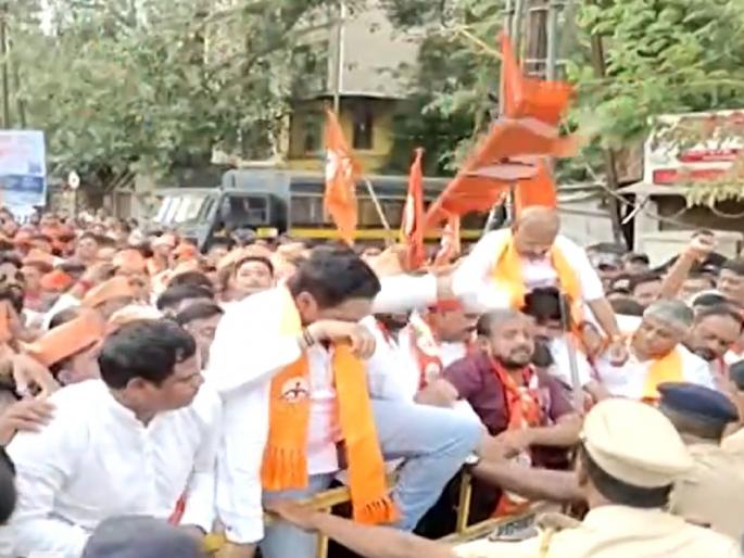 Kalyan Durgadi Fort : Ban on darshan of Goddess Durga on the occasion of Eid, Shiv Sena Shinde group- Thackeray group's bell ringing movement | ईदनिमित्त दुर्गाडी देवीच्या दर्शनासाठी बंदी; शिवसेना शिंदे गट - ठाकरे गटाचे घंटानाद आंदोलन Kalyan Durgadi Fort : Ban on darshan of Goddess Durga on the occasion of Eid, Shiv Sena Shinde group- Thackeray group's bell ringing movement | ईदनिमित्त दुर्गाडी देवीच्या दर्शनासाठी बंदी; शिवसेना शिंदे गट - ठाकरे गटाचे घंटानाद आंदोलन