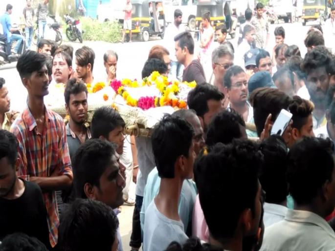 Death of vegetable vendor injured in electricity bills, Kalyan faces mishap distribution office | विजेची वायर पडून जखमी झालेल्या भाजी विक्रेत्याचा मृत्यू, कल्याणला संतप्त जमावाची पार्थिवासह महावितरण कार्यालयावर धडक Death of vegetable vendor injured in electricity bills, Kalyan faces mishap distribution office | विजेची वायर पडून जखमी झालेल्या भाजी विक्रेत्याचा मृत्यू, कल्याणला संतप्त जमावाची पार्थिवासह महावितरण कार्यालयावर धडक