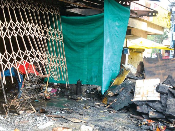 fire brigade arrived late due to pits in Kalyan | कल्याणमध्ये खड्ड्यांमुळे बंब पोहोचले उशिरा