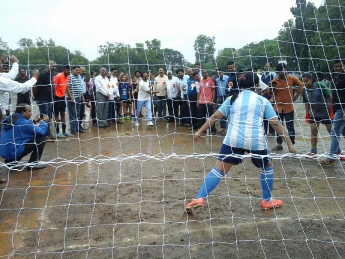 Mayor will be soon in the football field, Mayor Rajendra Devlekar said | कल्याणमध्ये लवकरच होणार फुटबॉलचे मैदान, महापौर राजेंद्र देवळेकरांनी दिली माहिती Mayor will be soon in the football field, Mayor Rajendra Devlekar said | कल्याणमध्ये लवकरच होणार फुटबॉलचे मैदान, महापौर राजेंद्र देवळेकरांनी दिली माहिती