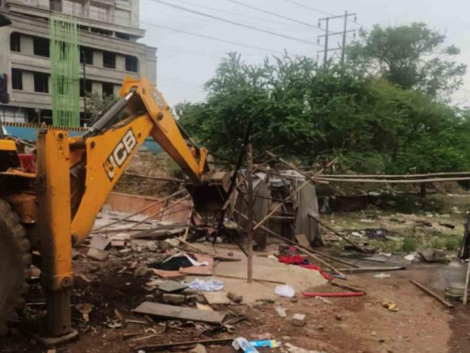 Illegal constructions and encroachments were removed between Manpada Junction and Vika Naka | मानपाडा जंक्शन ते विका नाका दरम्यान बेकायदा बांधकामे आणि अतिक्रमणे हटविली Illegal constructions and encroachments were removed between Manpada Junction and Vika Naka | मानपाडा जंक्शन ते विका नाका दरम्यान बेकायदा बांधकामे आणि अतिक्रमणे हटविली