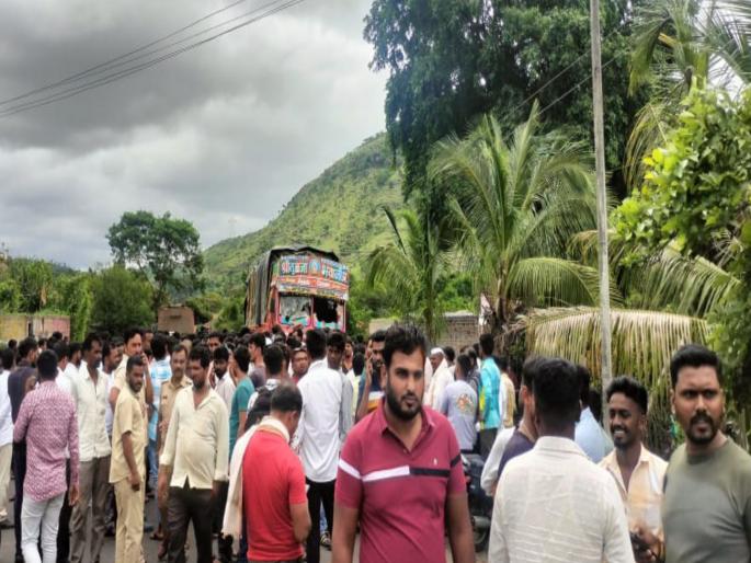 A speeding truck rammed into a funeral on the Nagar Kalyan highway 3 people died many seriously injured | अंत्यविधी करून निघालेल्या लोकांमध्ये ट्रक घुसला, ३ जणांचा मृत्यू, अनेक गंभीर जखमी, नगर-कल्याण महामार्गावरील घटना A speeding truck rammed into a funeral on the Nagar Kalyan highway 3 people died many seriously injured | अंत्यविधी करून निघालेल्या लोकांमध्ये ट्रक घुसला, ३ जणांचा मृत्यू, अनेक गंभीर जखमी, नगर-कल्याण महामार्गावरील घटना