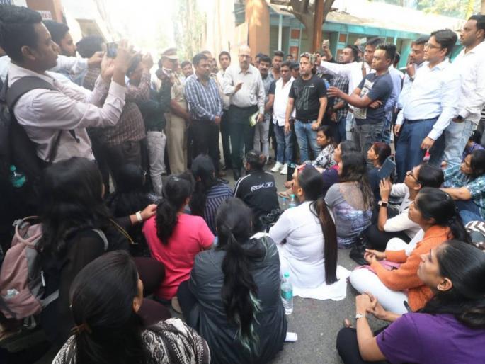 CIE board closure of Pedar school in Kalyan, parents block road to school | कल्याणमधील पाेदार शाळेने सीआयई बाेर्ड बंद केल्याने पालकांचे शाळेसमाेर रास्ता राेकाे आंदाेलन CIE board closure of Pedar school in Kalyan, parents block road to school | कल्याणमधील पाेदार शाळेने सीआयई बाेर्ड बंद केल्याने पालकांचे शाळेसमाेर रास्ता राेकाे आंदाेलन