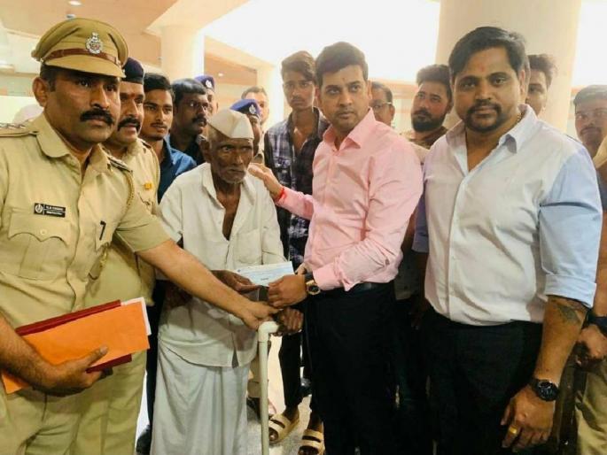 Financial assistance of half a lakh from the Forest Department to a person injured in a leopard attack | बिबट्याच्या हल्ल्यात जखमी झालेल्या व्यक्तिला वनखात्याकडून सव्वा लाखाची आर्थिक मदत Financial assistance of half a lakh from the Forest Department to a person injured in a leopard attack | बिबट्याच्या हल्ल्यात जखमी झालेल्या व्यक्तिला वनखात्याकडून सव्वा लाखाची आर्थिक मदत