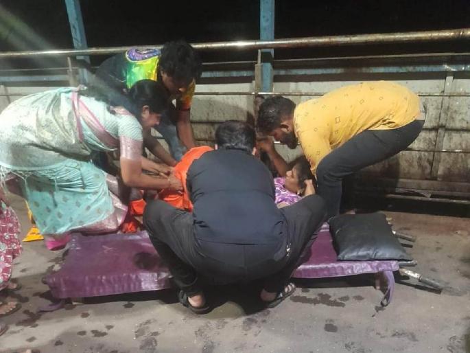 A woman gives birth on Kalyan's Skywalk itself | महिलेची प्रसूती कल्याणच्या स्कायवॉकवरच; १०८ नंबरने दिला दगा, रिक्षा चालक धावले मदतीला A woman gives birth on Kalyan's Skywalk itself | महिलेची प्रसूती कल्याणच्या स्कायवॉकवरच; १०८ नंबरने दिला दगा, रिक्षा चालक धावले मदतीला