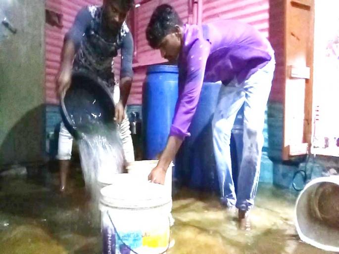 Shocking; The rainwater that is left in the house is set aside by the ghost | धक्कादायक; प्रेत बाजूला ठेवून काढले घरात शिरलेले पावसाचे पाणी Shocking; The rainwater that is left in the house is set aside by the ghost | धक्कादायक; प्रेत बाजूला ठेवून काढले घरात शिरलेले पावसाचे पाणी