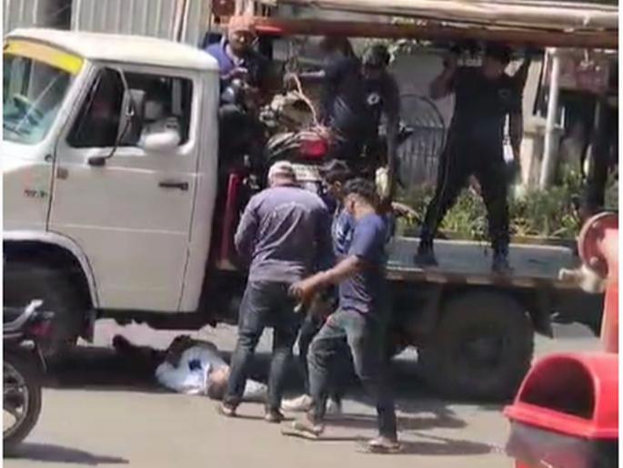 Kalyan: ...and he actually slept under the traffic police car | Kalyan: ...आणि तो चक्क वाहतूक पोलिसांच्या गाडी खाली झोपला